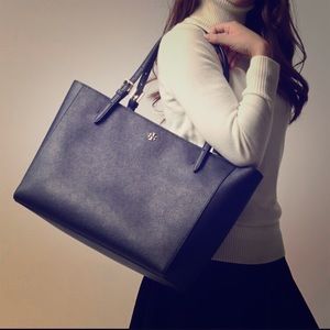 Tory Burch 'York' Buckle Tote (Navy)
