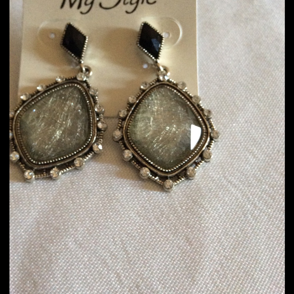 Earrings NWOT