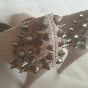 Beige Simply Vera Wang spiked heels