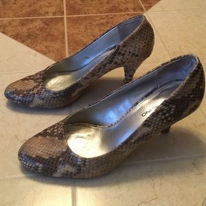 Bandolino snakeskin pumps