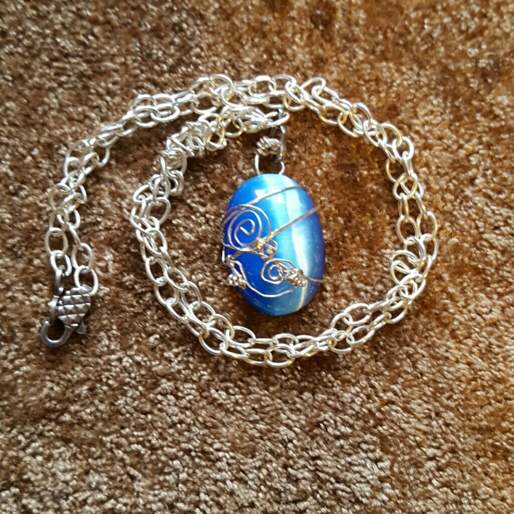 ⤵NWOT Sparkling blue necklace