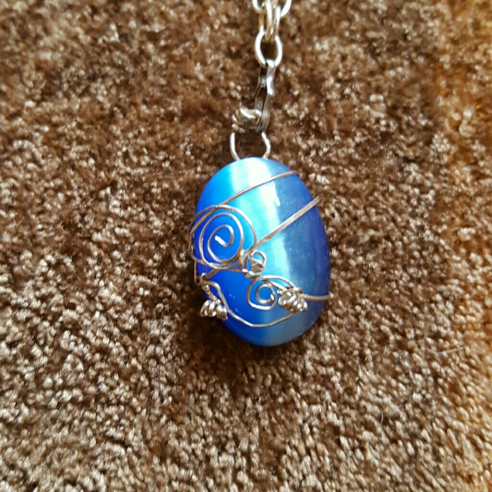 ⤵NWOT Sparkling blue necklace - Picture 3 of 3