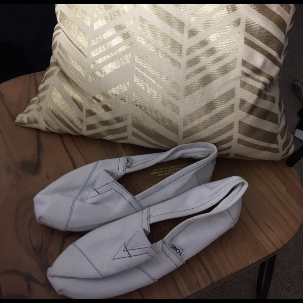 NWOT White TOMS, size 8.5