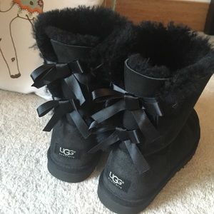 Ugg Black Bow like new, worn once size 8