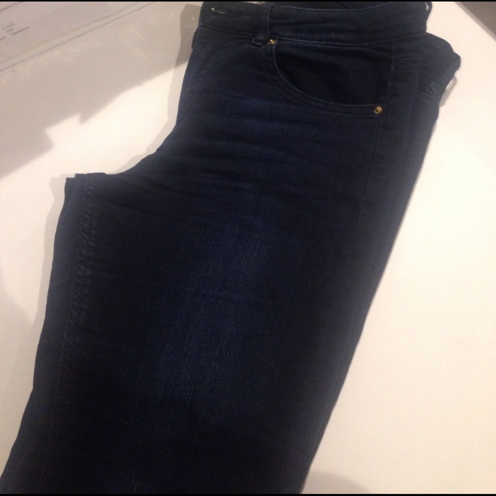 H&M dark blue denim jeans. Size 8❤