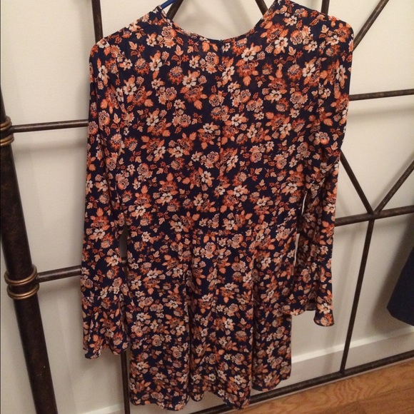 Design Lab Bell Sleeve Dress - Picture 5 of 7