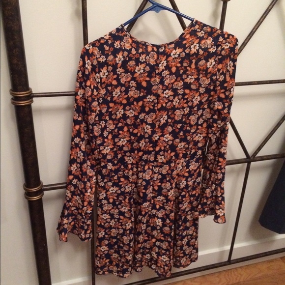 Design Lab Bell Sleeve Dress - Picture 6 of 7