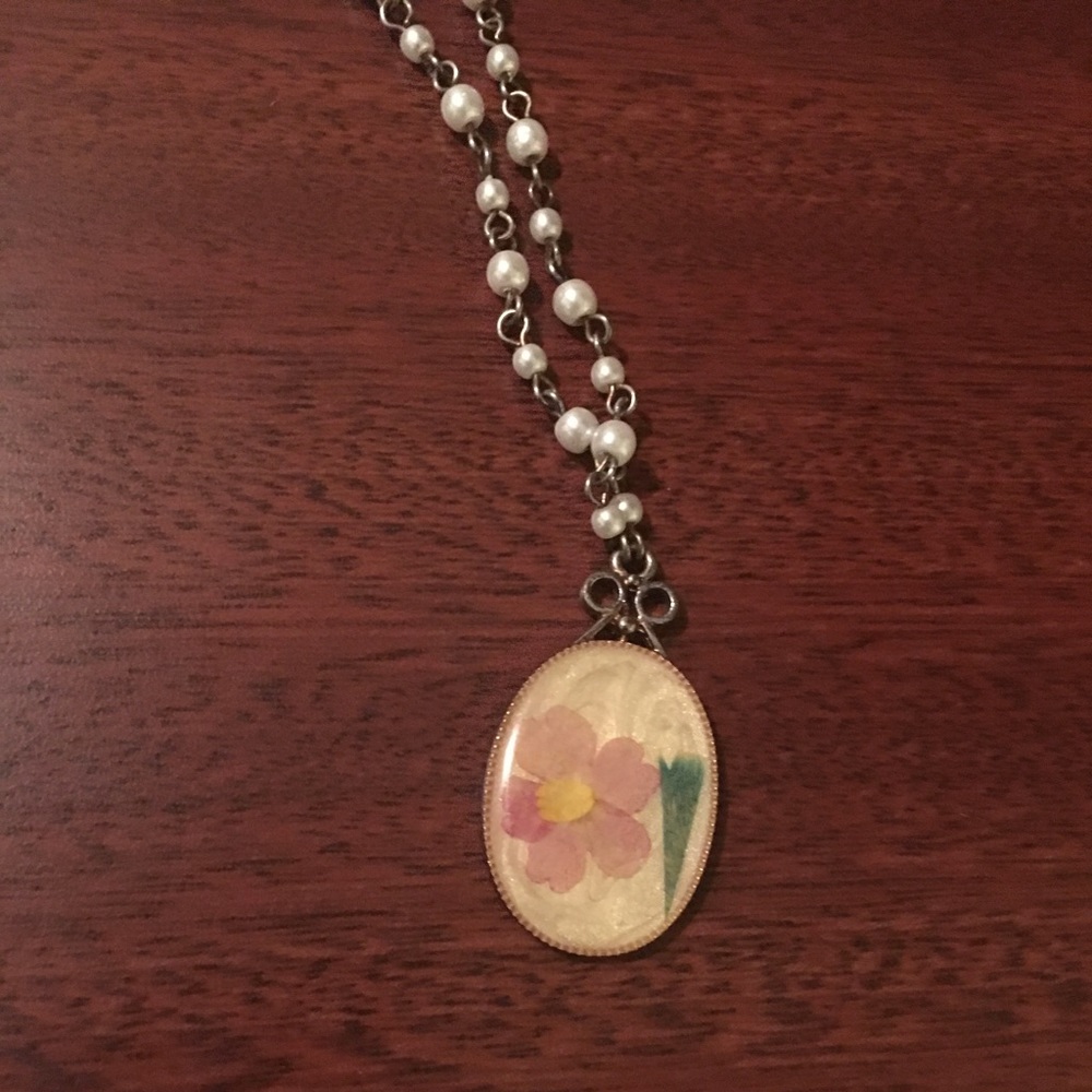 Retro cameo flower and "pearl" necklace.