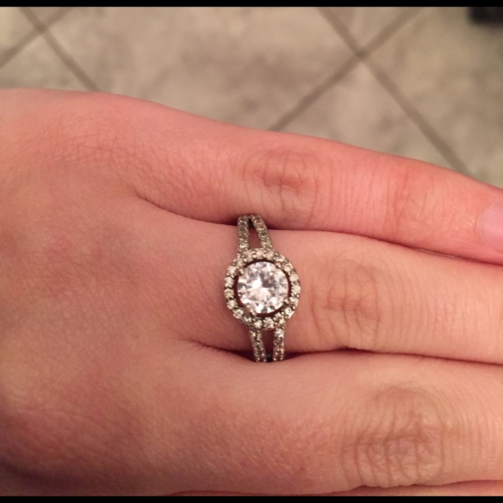 Engagement style ring