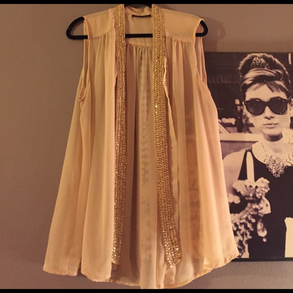 Short sleeved sequence blouse.