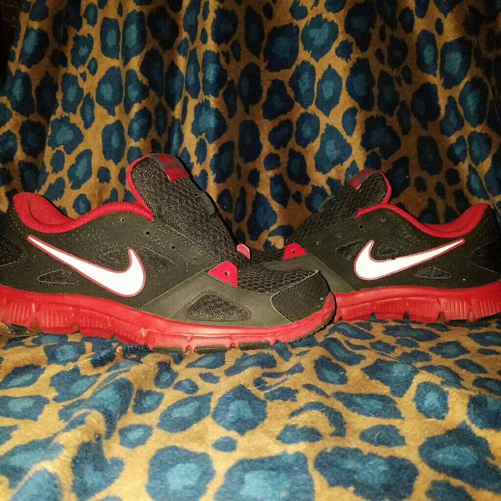 Red and black nike kids shoes NO LACES