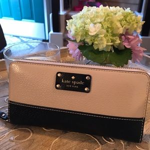 ⭐️⭐️Kate Spade Zip Around Wallet ⭐️⭐️