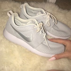 Silver Swoosh Roshes