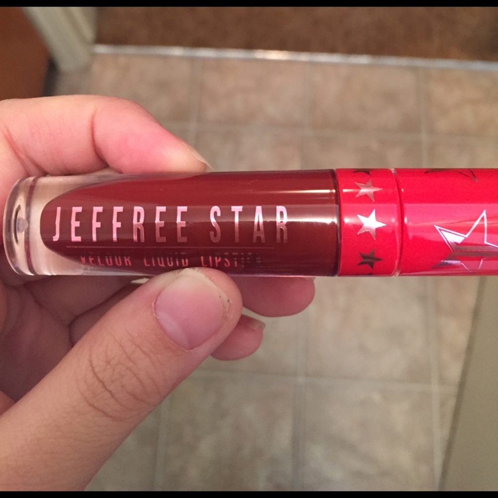 ❤️JEFFREE STAR LIQUID LIPSTICK IN DESIGNER BLOOD❤️