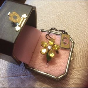 Juicy ring with yellow crystals