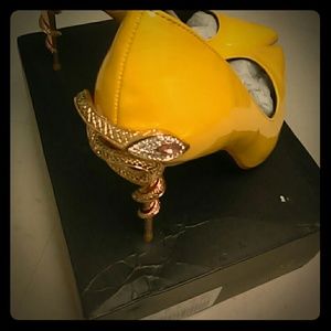 Yellow and gold pumps with a pink eye  snake