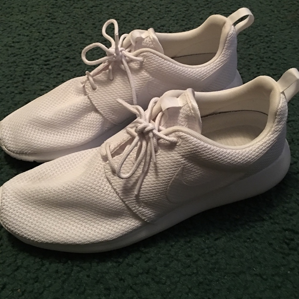 Men's White Nike Roshes
