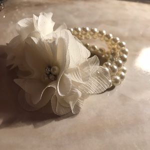 Creamy floral bracelet