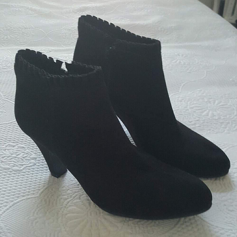** S O L D **Aerosoles Suede Ankle Booties