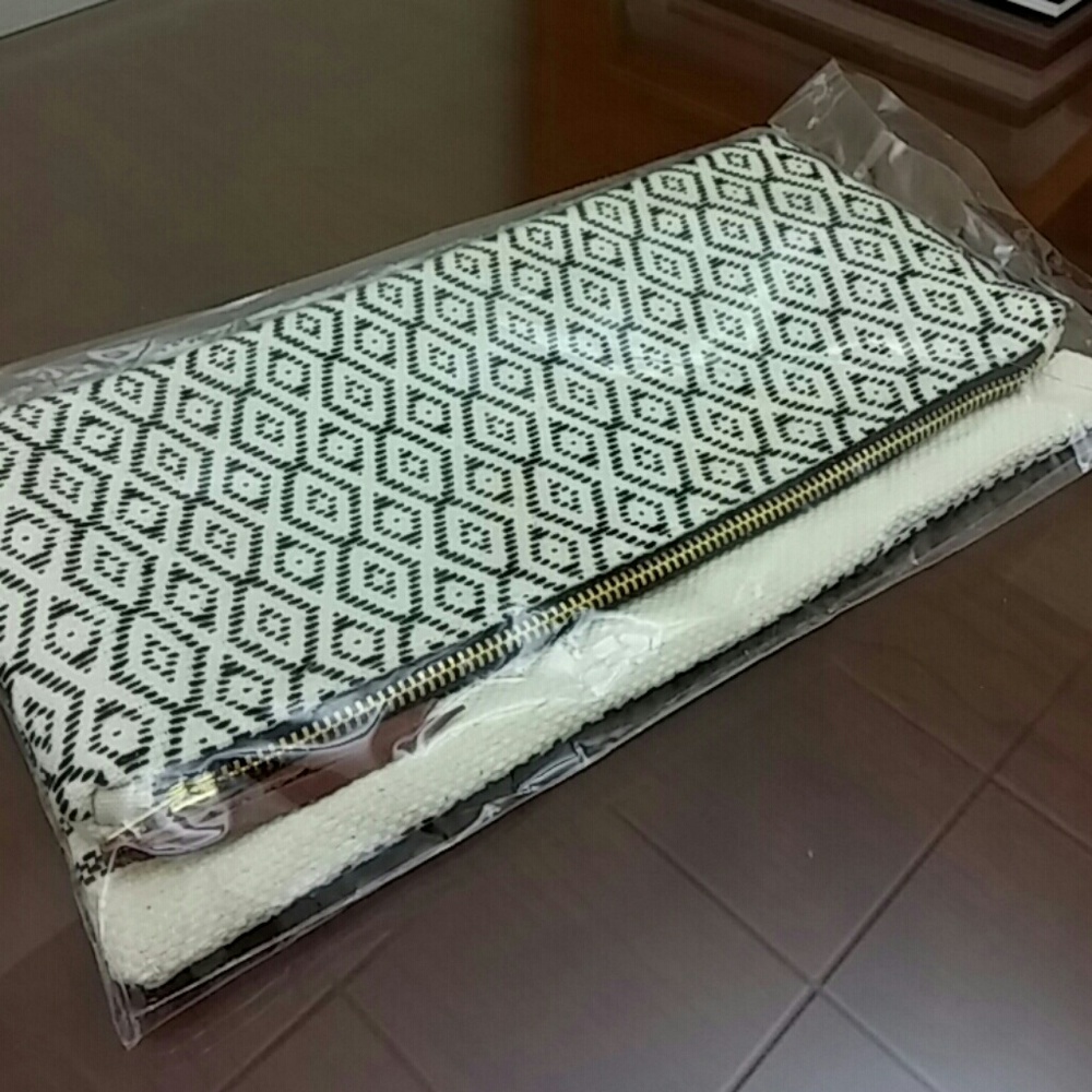 NWT Tribe Alive Clutch