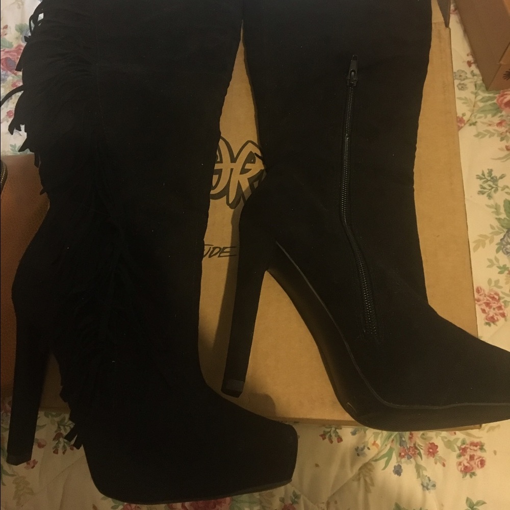 Black Akira ruffled boots
