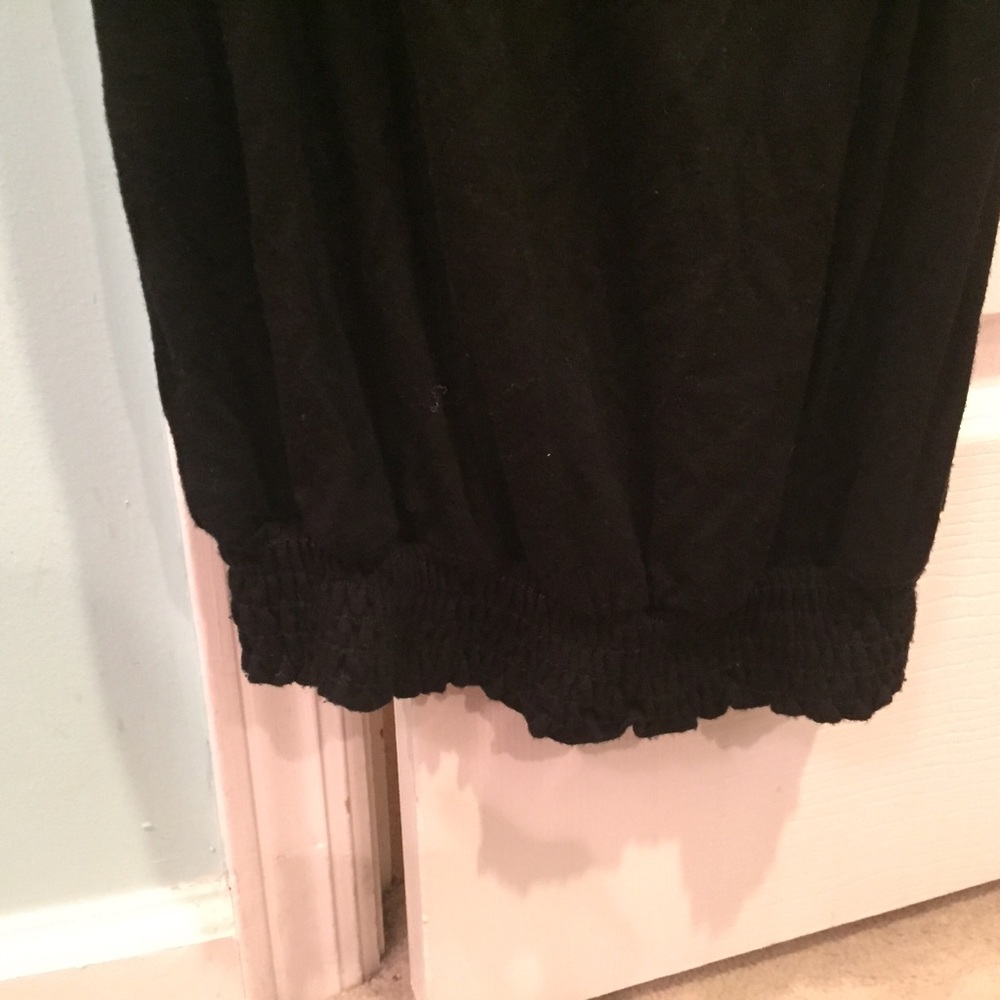 Cute black ruffle tank top - Picture 2 of 4