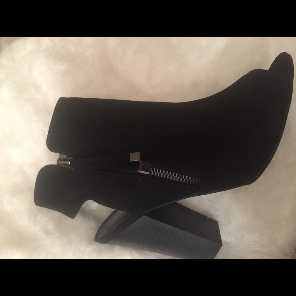💕😩Never WORN Suede peep toe Black Booties😩💕