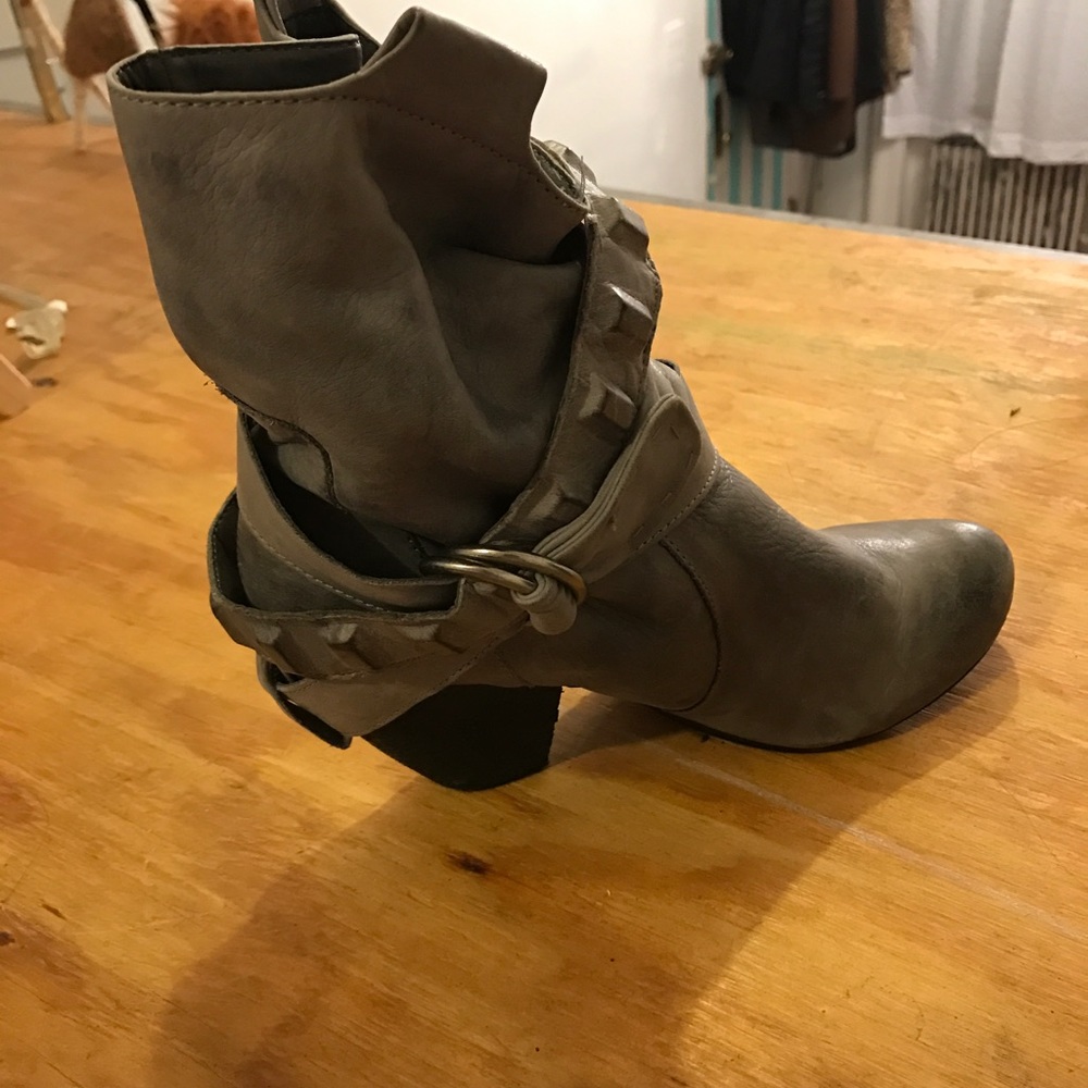 💰💰PRICE DROP 💰💰 Vintage leather grey boots - Picture 4 of 4