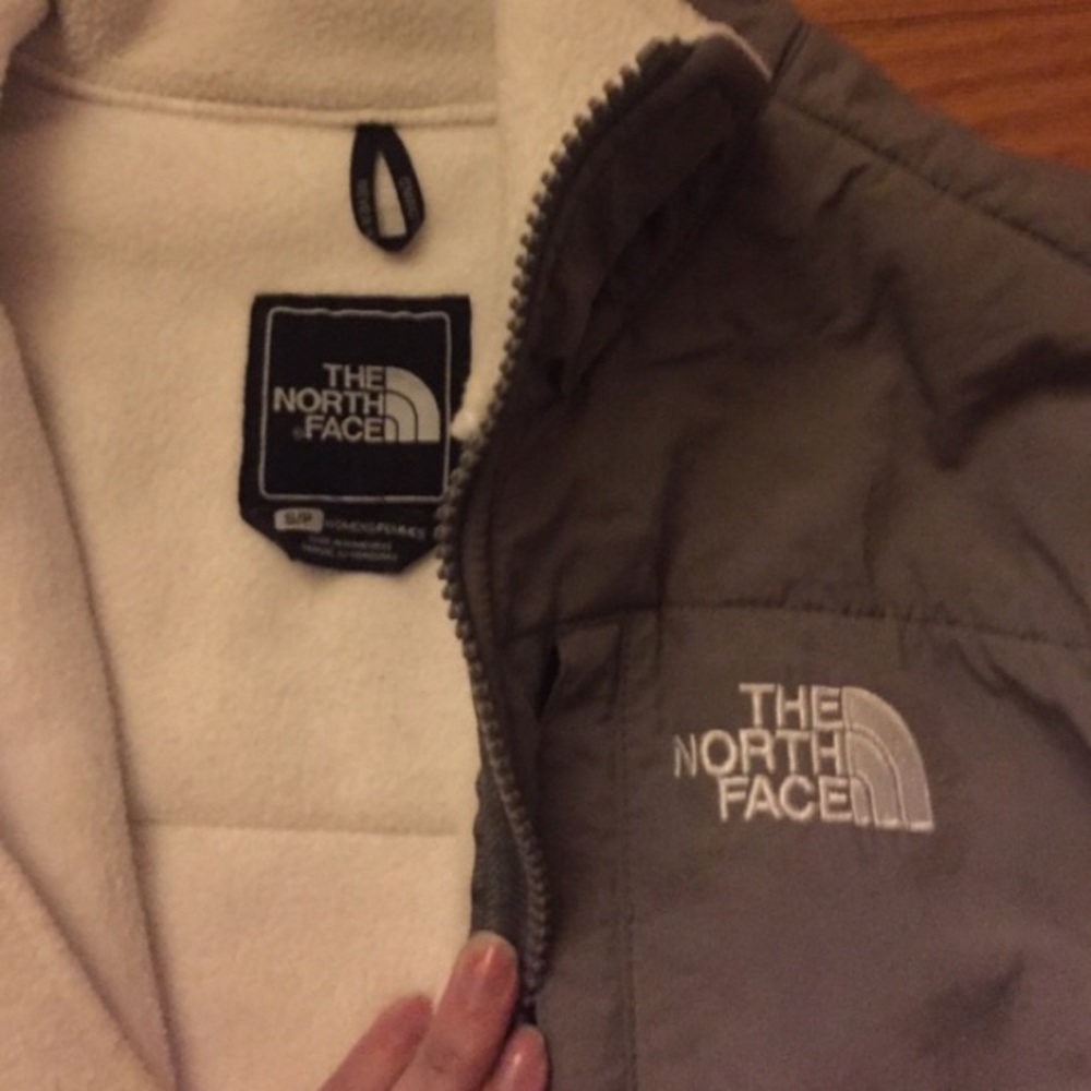 North face size small - Picture 2 of 3