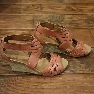 Great coral summer wedge sandal! Size 11