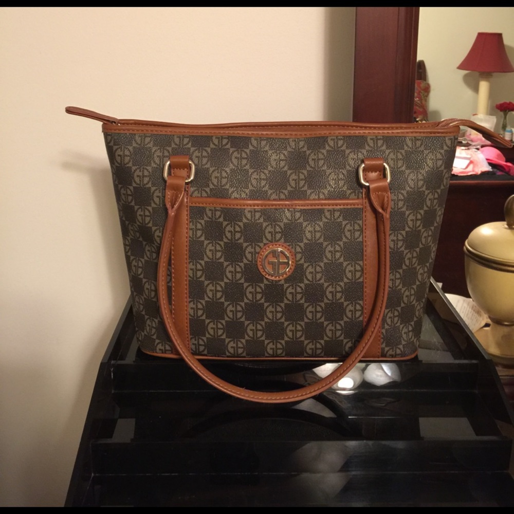 Tote style handbag