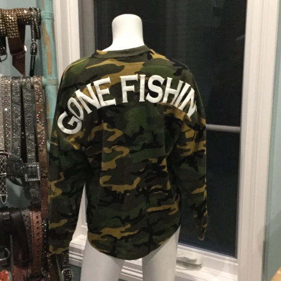 BNWT GONE FISHING TEE - Picture 2 of 4