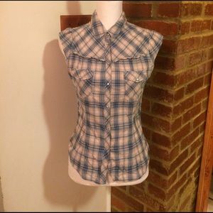 Western sleeveless button shirt