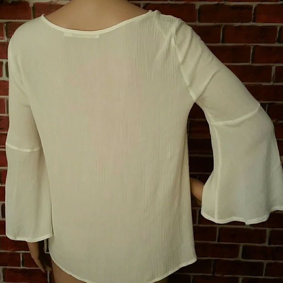 🔥Sale $10🔥Trendy Ivory Top - Picture 2 of 4