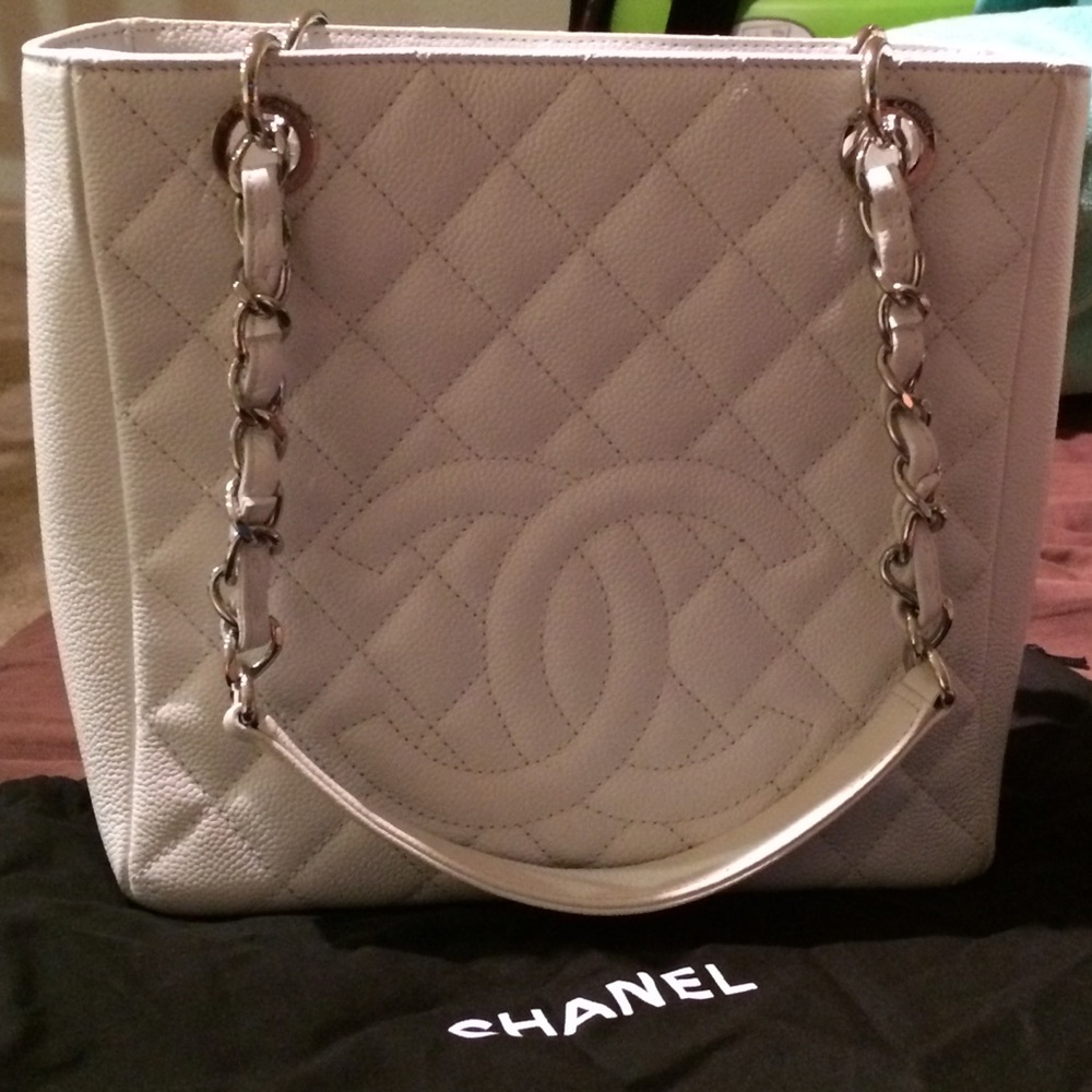 🔥Super SALE🔥CHANEL Caviar Quilted PST Wht