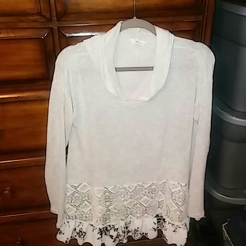 🎉HP 5/29/17🎉 Boutique hooded sweater/lace trim