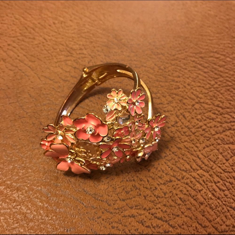 Gold tone bracelet