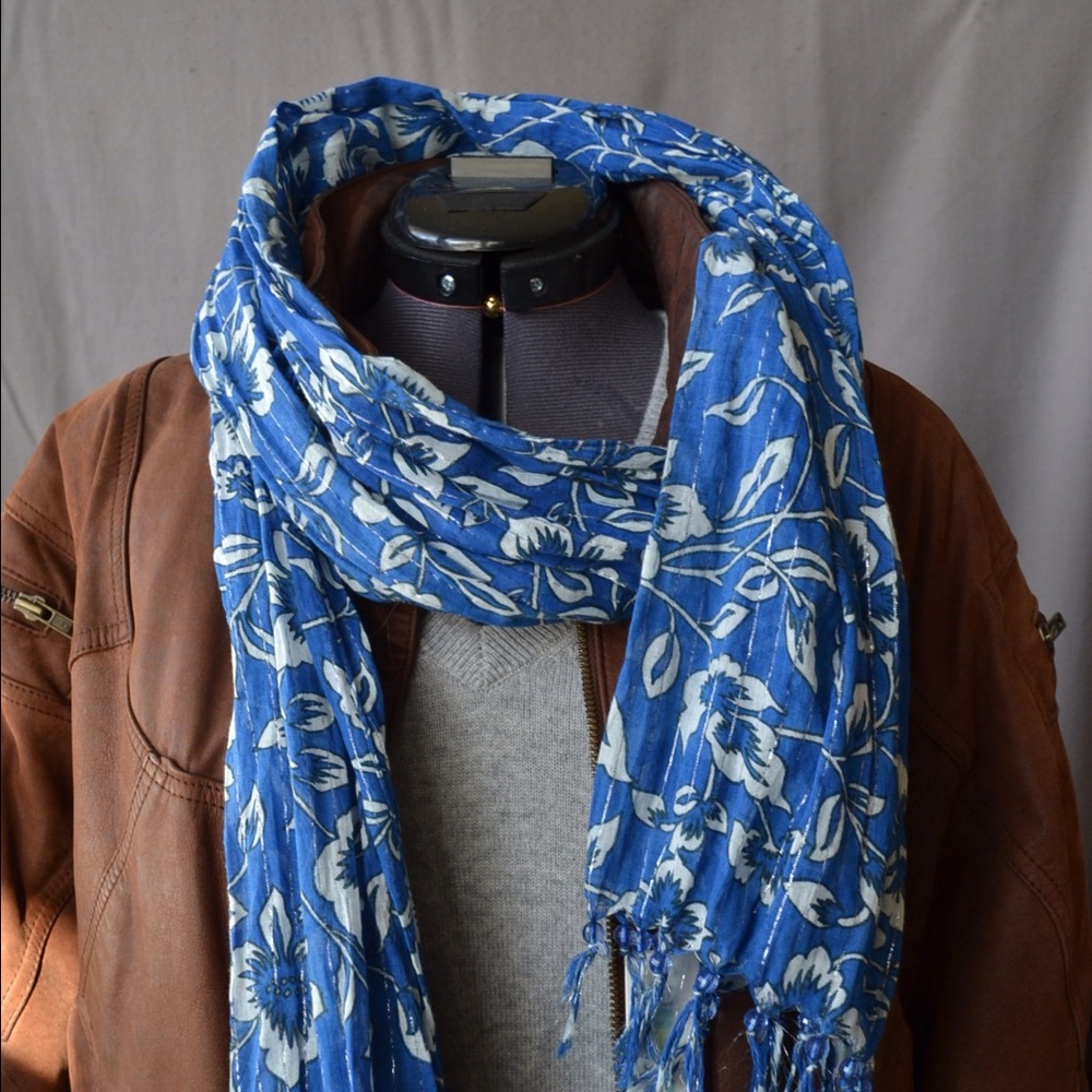 Vivante Blue and White Floral Lightweight Scarf