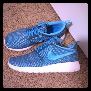 Nike roshe flyknit. Size 7 women