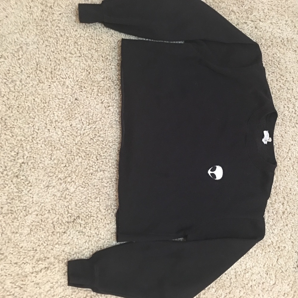 Black cropped sweatshirt with alien patch