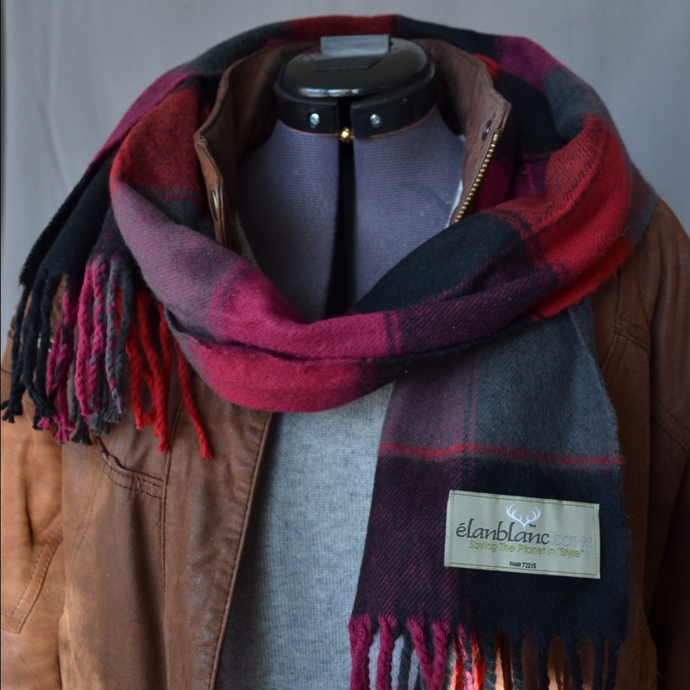 Given as gift elanblanc.com flannel blanket scarf - Picture 1 of 4