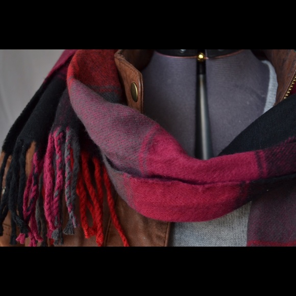 Given as gift elanblanc.com flannel blanket scarf - Picture 2 of 4