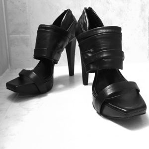 Jessica Simpson heels in black.