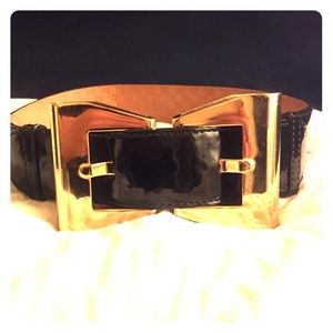 Gucci patent leather gold bow belt
