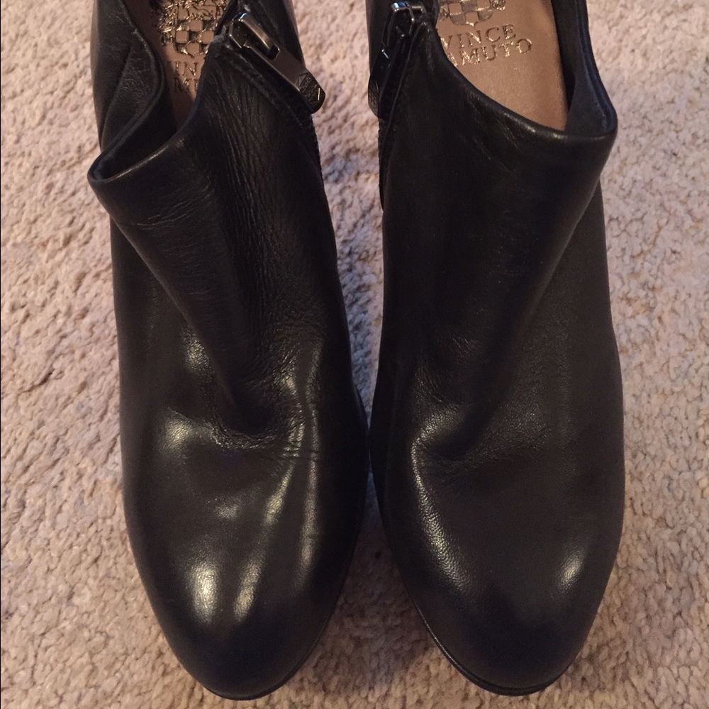Vince Camuto little black booties