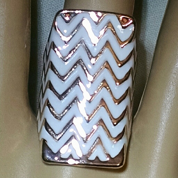 Beautiful enamel White goldtone zig zag large ring