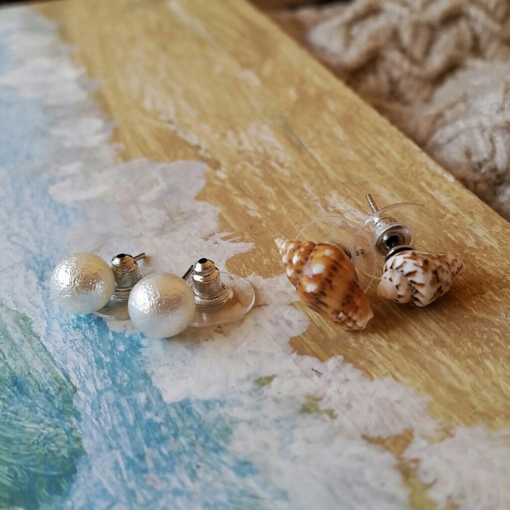 Shell and Pearl Stud Set