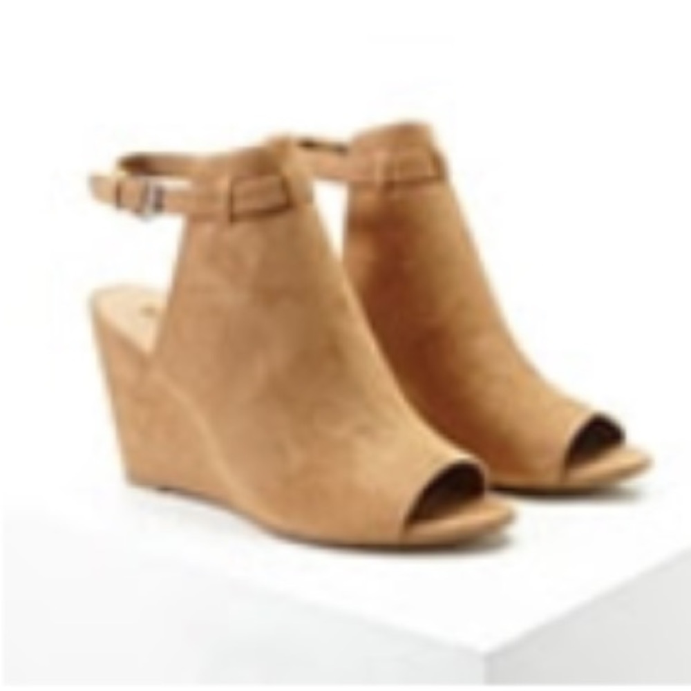 NWOT Camel tan suede ankle booties/wedges