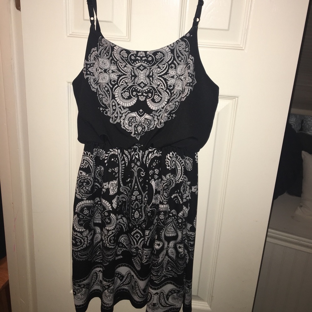 BLACK & WHITE DRESS - Picture 4 of 4