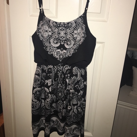 BLACK & WHITE DRESS - Picture 4 of 4